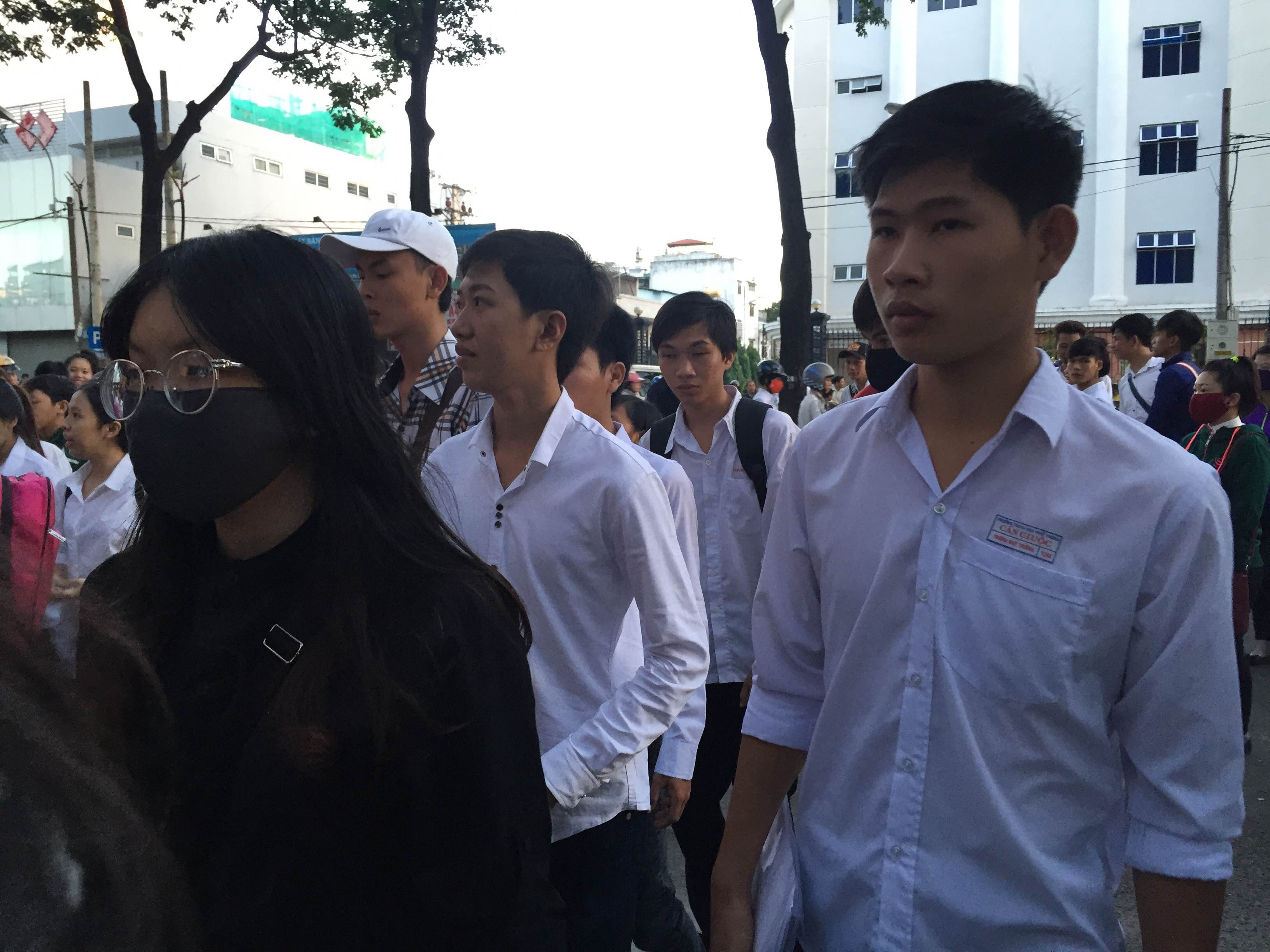 Hôm nay là ngày thi đầu tiên nên nhiều thí sinh rất lo lắng, hồi hộp