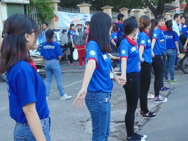 Từ rất sớm các tình nguyện viên đã có mặt nhằm hỗ trợ thí sinh, phụ huynh