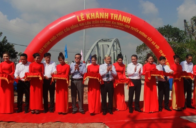 Các đại biểu cắt băng khánh thành cầu Ghềnh mới