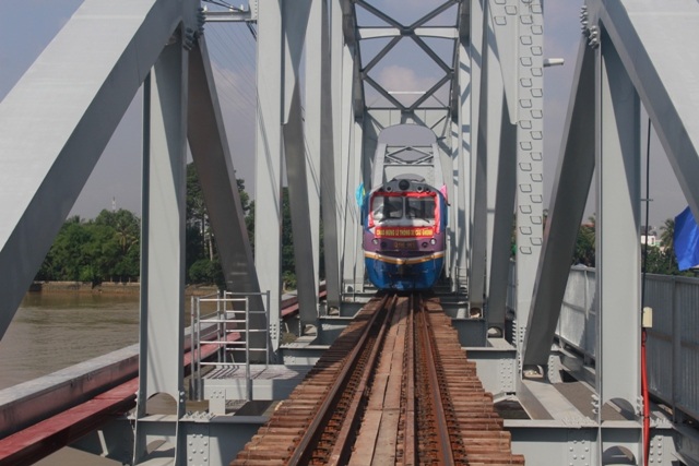 Đoàn tàu đi qua cầu Ghềnh tại lễ khánh thành