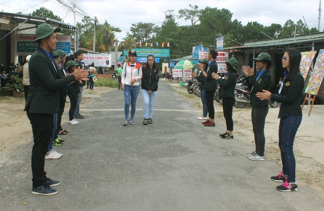 Các tình nguyện viên ĐH Yersin biểu diễn dân vũ chào đón các sỹ tử