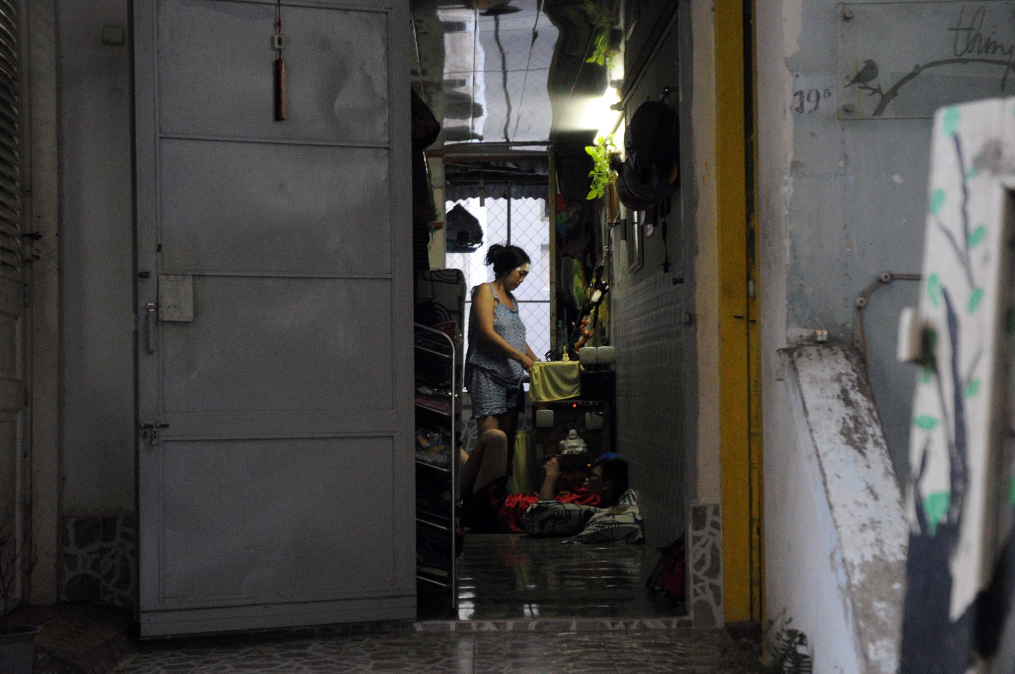 Những cửa hàng đồ này nằm trong chung cư Tôn Thất Đạm (quận 1). Đây là chung cư xây theo lối kiến trúc cổ từ thời Pháp thuộc.