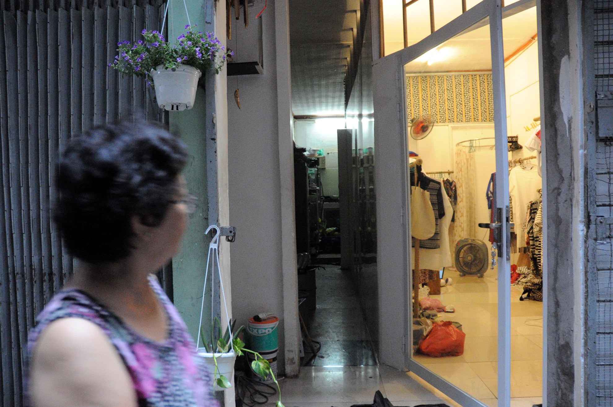 Nhiều cửa hàng tận dụng các bức tường để làm “bảng hiệu” cho cửa hàng của mình. Ở đây khá đầy đủ các dịch vụ, từ cắt tóc, xăm hình…