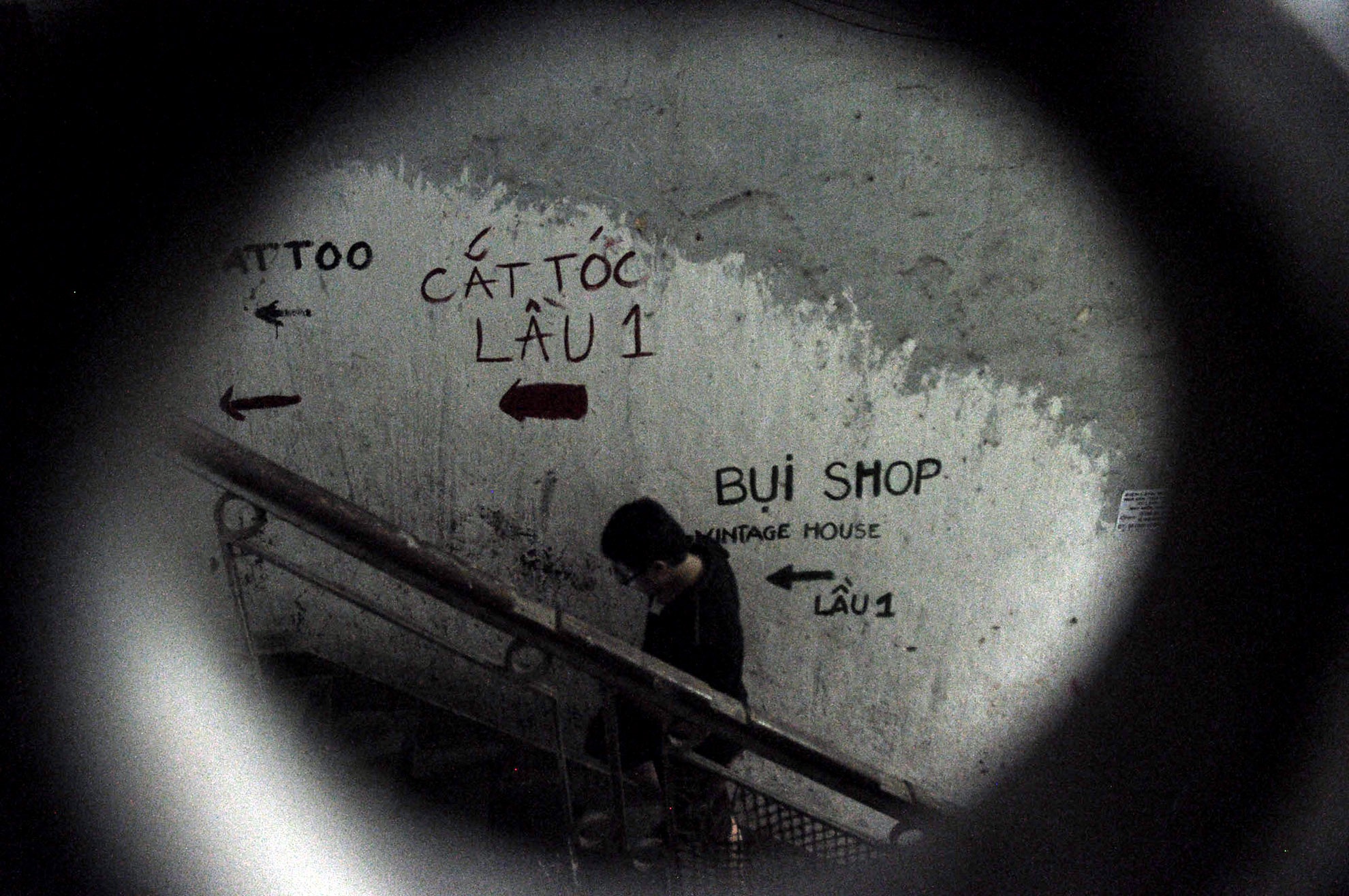 Song song với các cửa hàng là những căn hộ của người dân sinh sống ở đây, những căn hộ khá nhỏ hẹp.