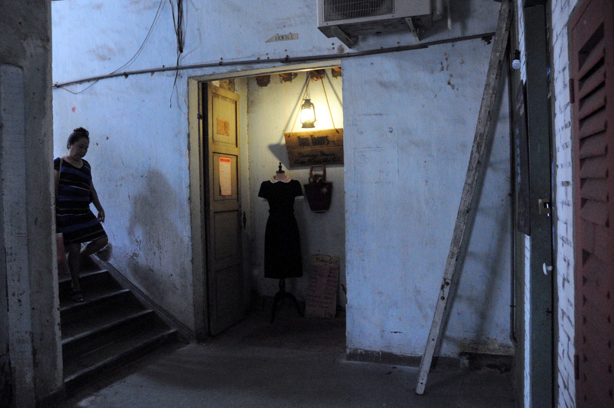 Ngoài những hộ gia đình sinh sống ở chung cư, nhiều căn hộ được cho thuê để mở cửa hàng quần áo, quán cà phê