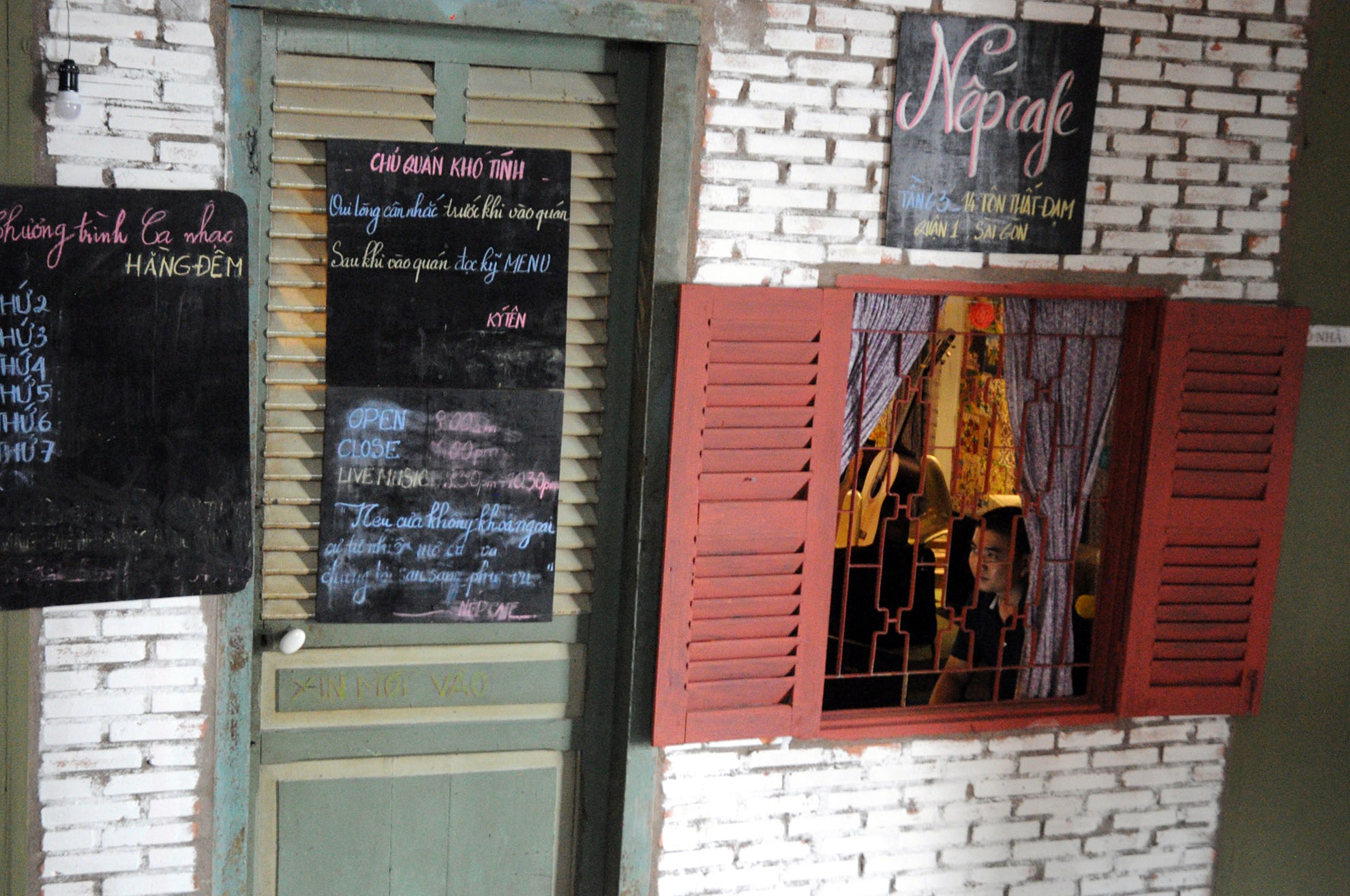 Ngoài ra còn có các salon hớt tóc, làm đẹp được hình thành trong chung cư cũ này