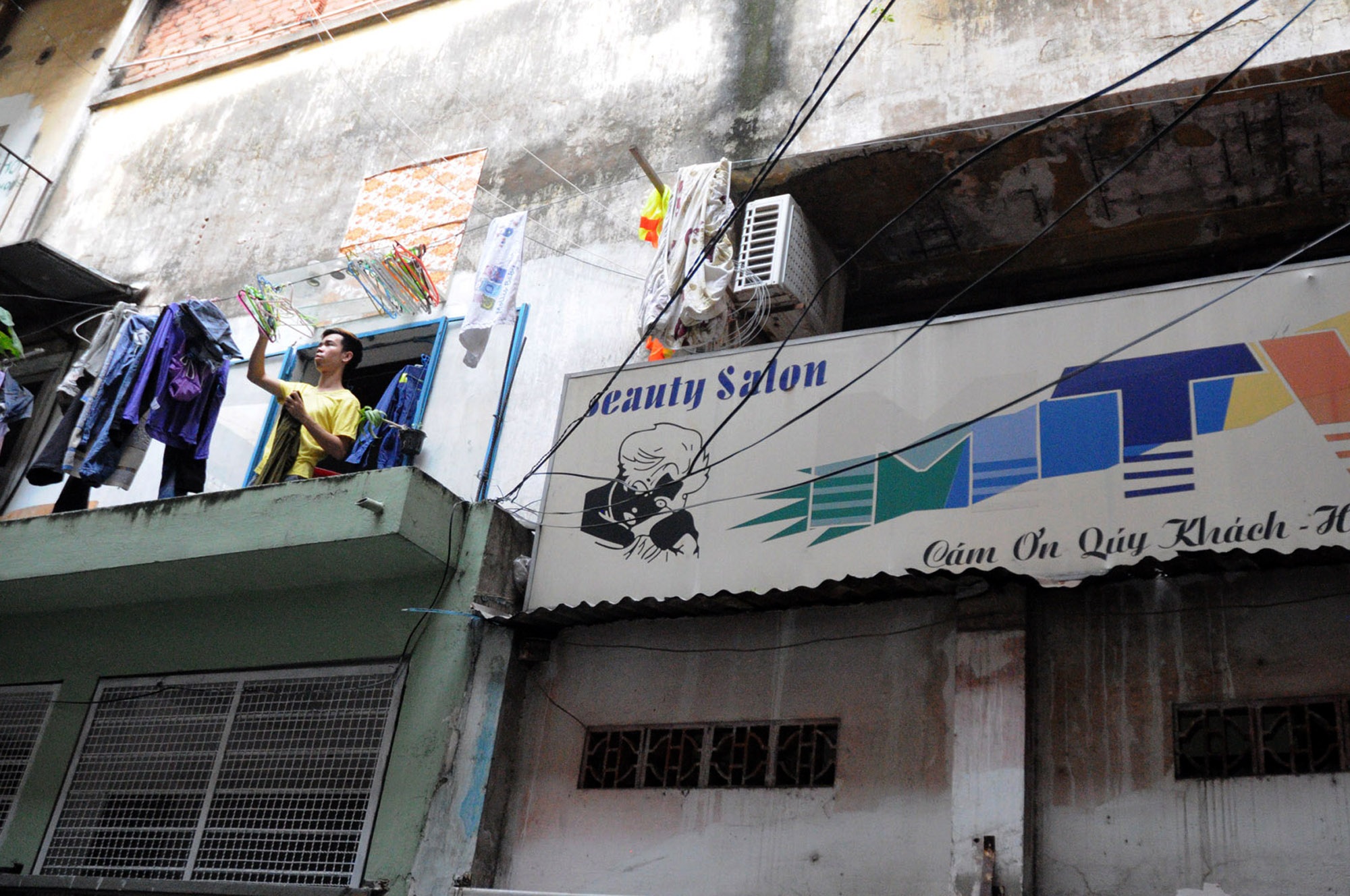 Bên trong các shop quần áo ở chung cư cũ được trang trí sáng sủa để khách hàng lựa chọn đồ.