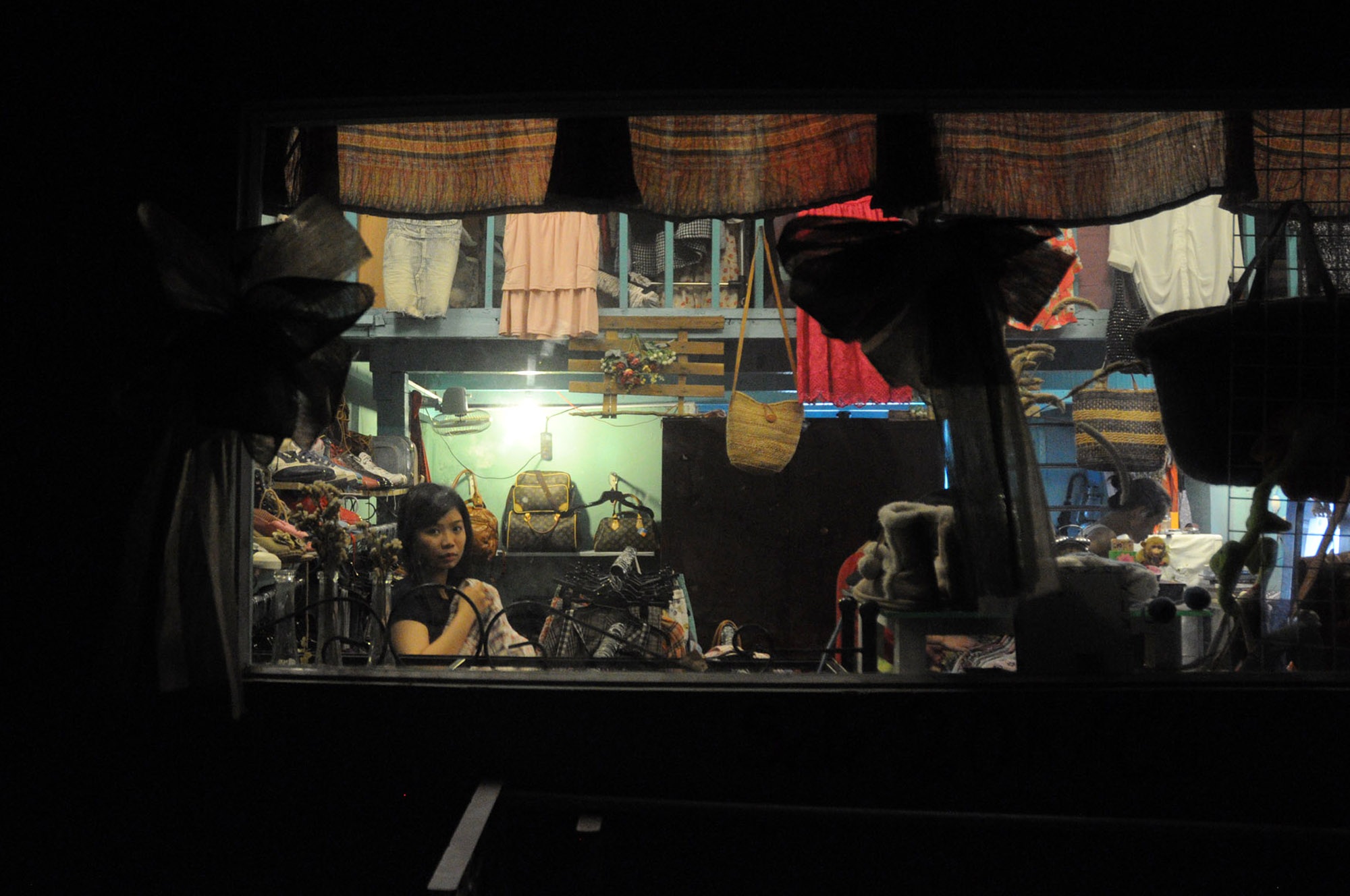 Tuy nhiên, việc vận chuyển hàng hóa để bán ở chung cư rất vất vả. Khi đội bốc vác phải dùng tay không vác các kiện hàng từ dưới đất lên lầu bằng cầu thang bộ.