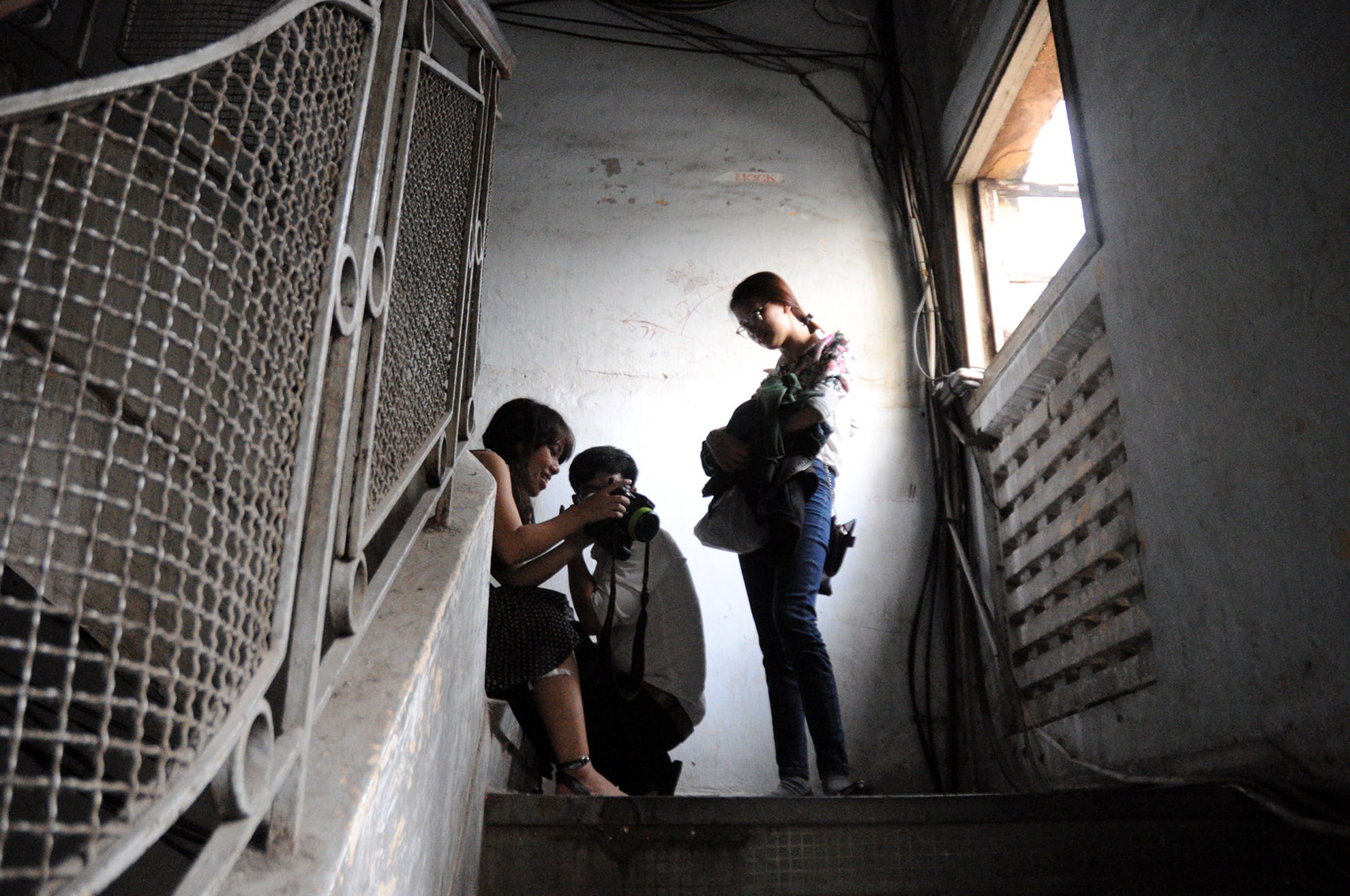 
Những mảng tường được viết các dòng chữ nghệ thuật, tạo nên sự mới mẻ giữa chung cư cũ.
