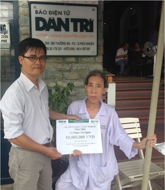 Trao quà bạn đọc ủng hộ đến cho cô Phạm Thị Manh