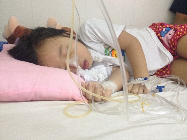 Thầy giáo nghèo bất lực nhìn con đối diện tử thần - 1 Giờ bé ăn uống đều phải truyền trực tiếp vào người, cứ cách vài tiếng lại tiêm thuốc giảm đau và gây mê cho bé chìm vào giấc ngủ để chống chọi lại cơn đau khủng khiếp