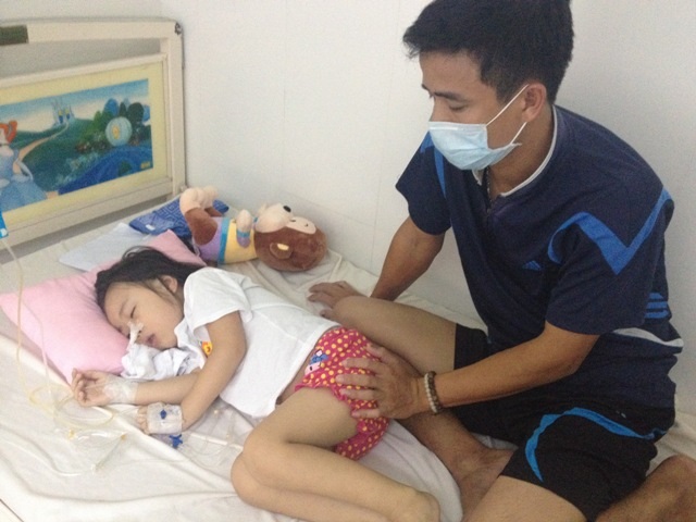 Thầy giáo nghèo bất lực nhìn con đối diện tử thần - 2 Anh Sơn nhìn con đau đớn mà bất lực