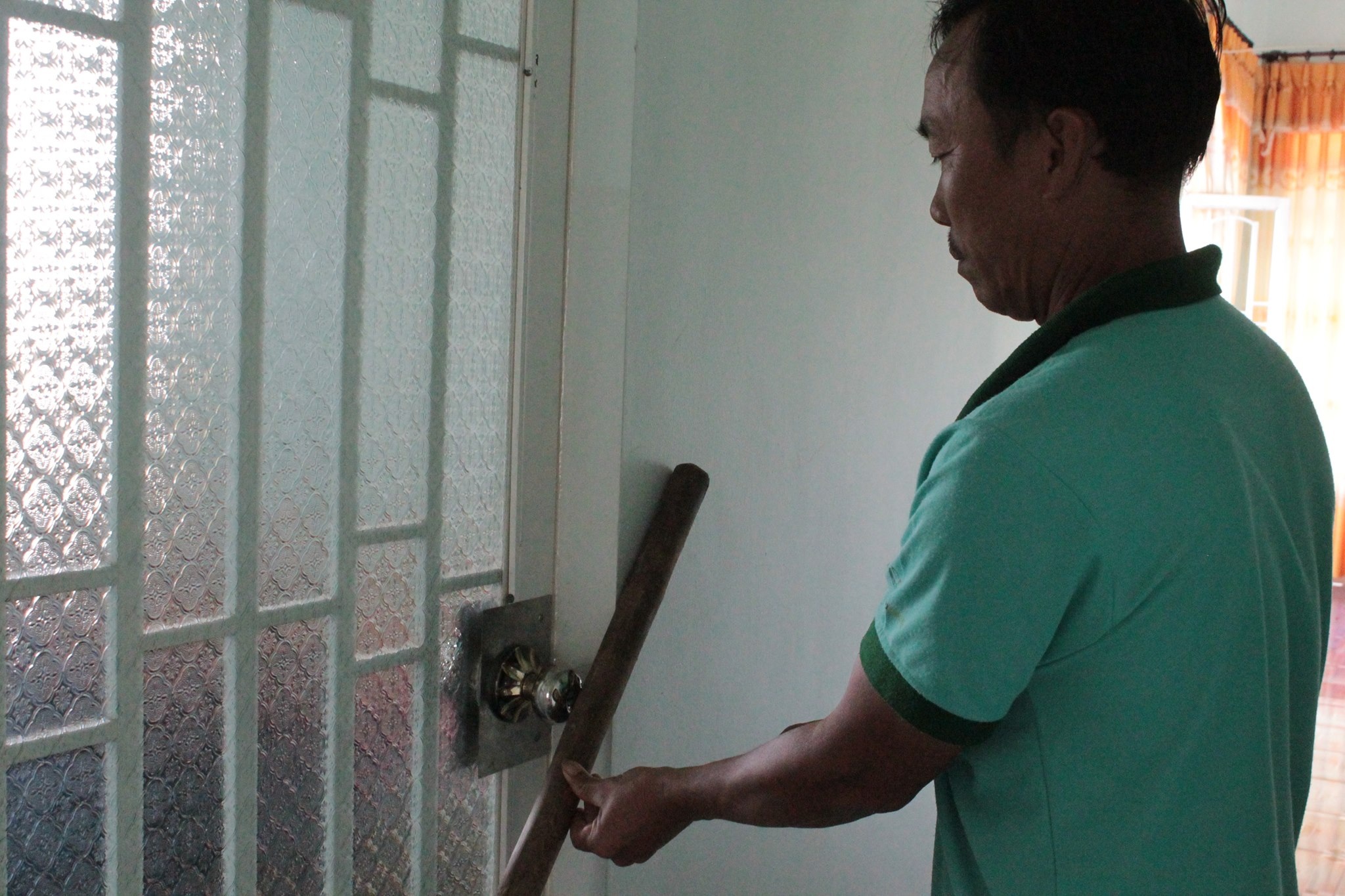Trói con chủ nhà, trộm phá két sắt lấy 230 triệu đồng - 2 Cửa phòng nơi cháu Phong bị kẻ trộm nhốt lại