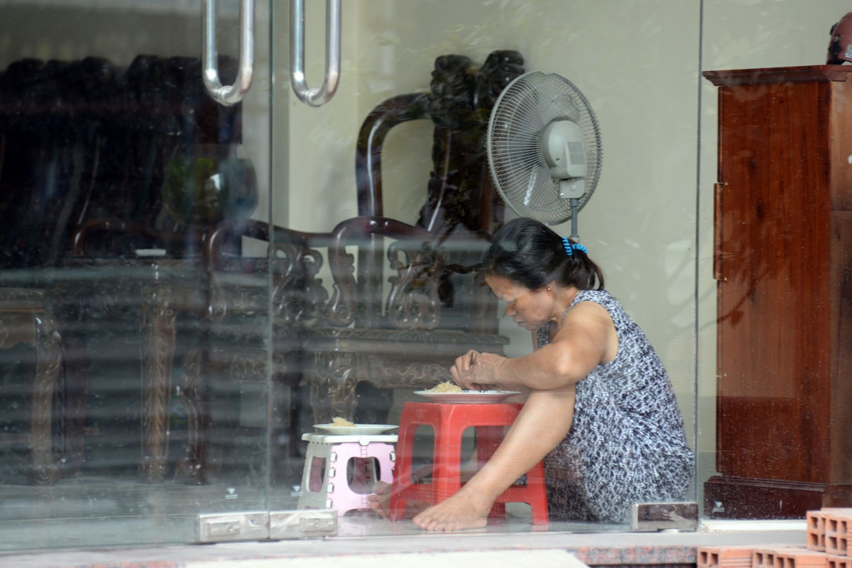 Bụi mù mịt giữa trung tâm Sài Gòn - 7 Các hộ dân sống ở đây phải đóng cửa cả ngày để hạn chế bụi bẩn