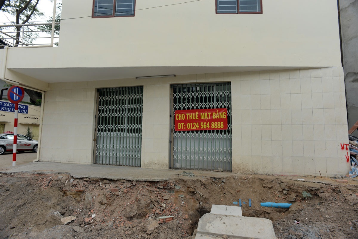 Bụi mù mịt giữa trung tâm Sài Gòn - 9 Nhiều nhà dân đóng cửa vì không thể sống chung với bụi