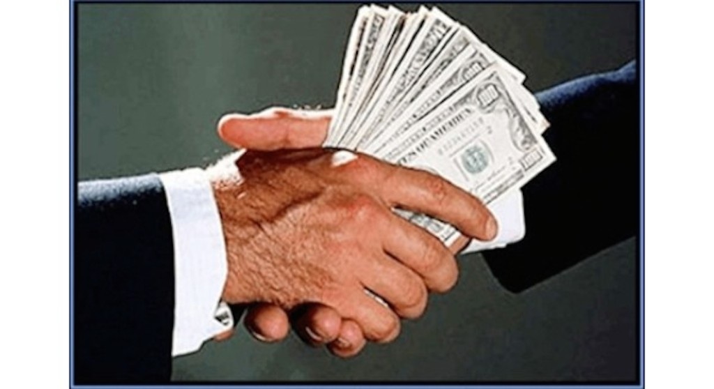 Ông Tính bị bắt quả tang khi đang nhận tiền của doanh nghiệp (ảnh minh họa)