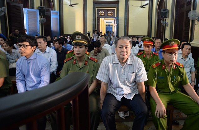 "Đại án" VNCB: Hai vợ chồng được Chủ tịch tập đoàn Thiên Thanh nhờ làm giám đốc - 1 Bị cáo Danh khá khỏe mạnh khi ra tòa, nhưng sau phần thẩm tra lý lịch thì bị cáo xin ra khỏi phòng xử để nghỉ ngơi với lý do sức khỏe kém