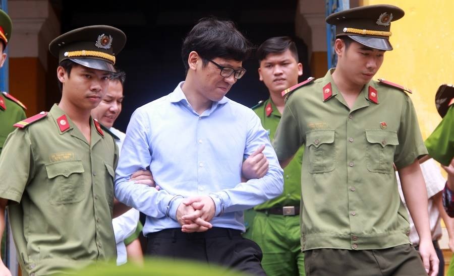 “Đại án” VNCB: “Gã khổng lồ” chui lọt lỗ kim - 2
Phan Thành Mai, nguyên Tổng giám đốc VNCB, cánh tay đắc lực giúp Danh thực hiện các giao dịch trá hình để rút vốn VNCB, ra tòa vẫn cười tươi.