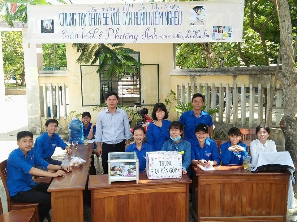 Hơn 27 triệu đồng đến với bé gái bị ung thư máu - 3 Giáo viên và học sinh trường Ông Ích Khiêm tổ chức quyên góp hỗ trợ thầy Sơn