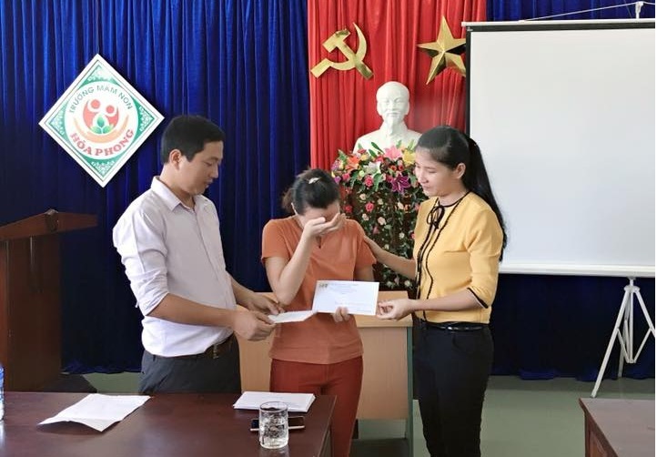 Hơn 27 triệu đồng đến với bé gái bị ung thư máu - 2 Các đoàn thể tại trường mầm non Hòa Phong hỗ trợ cho chị Nhung, mẹ bé Phương Anh