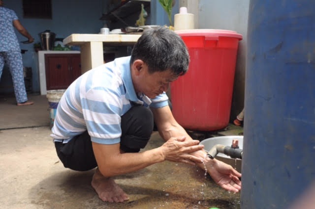 Người thương binh hơn 30 năm chữa bệnh miễn phí ở Sài Gòn - 9
Từng chịu ảnh hưởng bởi bom nên trong chân trái của ông còn bốn mảnh đạn chưa được lấy ra. Cứ trái gió, trở trời là ông lại đau nhức không chịu được. Tuy nhiên, nhiều hôm bệnh nhân đến đông, ông phải tranh thủ làm cả buổi trưa mà không nghỉ ngơi.
