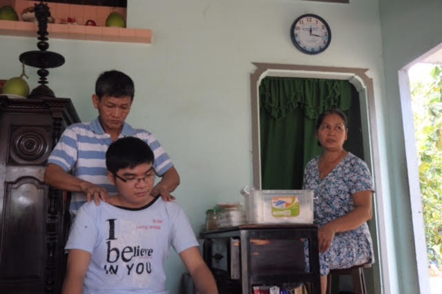 Người thương binh hơn 30 năm chữa bệnh miễn phí ở Sài Gòn - 10
Thấy chồng vất vả, vợ ông là bà Bùi Thị Phải (54 tuổi) phụ chồng chuẩn bị thuốc men cho bệnh nhân. Mối tình của ông Tâm và vợ cũng là một câu chuyện tình rất đẹp.