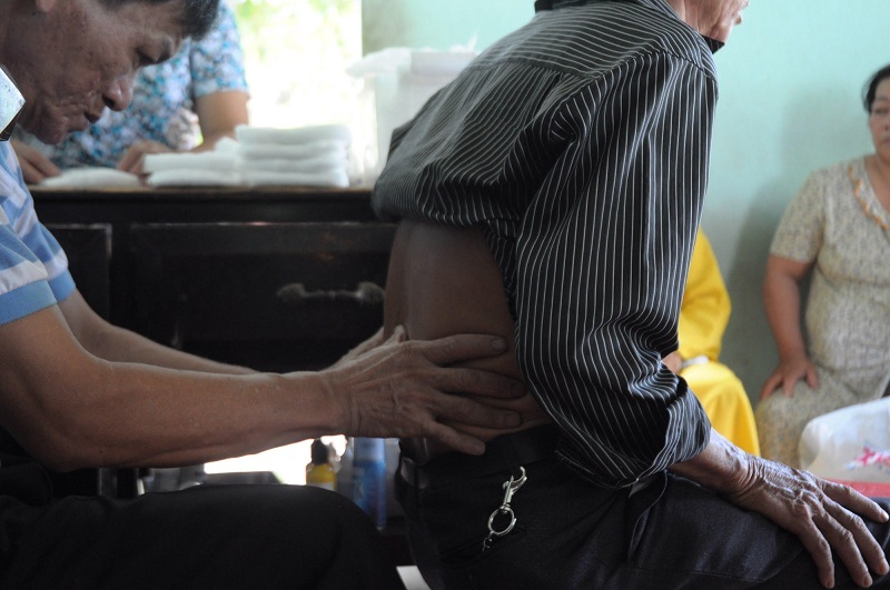 Người thương binh hơn 30 năm chữa bệnh miễn phí ở Sài Gòn - 15 Dù đã phục viên lâu, nhưng ông vẫn giữ những thói quen và tác phong của một chiến sĩ. Ông luôn cố gắng làm tốt công việc của mình để giúp người, giúp đời.