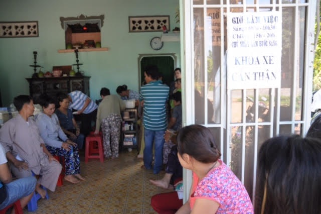 Người thương binh hơn 30 năm chữa bệnh miễn phí ở Sài Gòn - 8
Mỗi ngày, ông Tâm dành khoảng 8 -10 tiếng để khám và chữa bệnh. Mỗi năm, người thương binh này chữa trị cho khoảng một nghìn người.