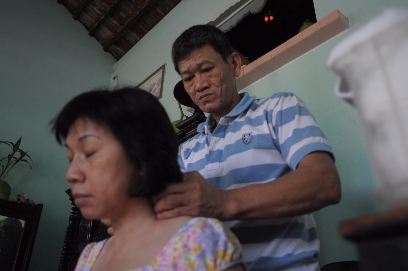 Người thương binh hơn 30 năm chữa bệnh miễn phí ở Sài Gòn - 5
Trong ngôi nhà nhỏ của ông, ngày nào cũng chật ních người đến chờ khám và chữa bệnh. Bệnh nhân ngày càng đông, chi phí thuốc men là điều gây khó khăn cho người cựu chiến binh này. Biết vậy, nhiều bệnh nhân đến khám xong đều gửi cho ông ít tiền để mua thêm thuốc.