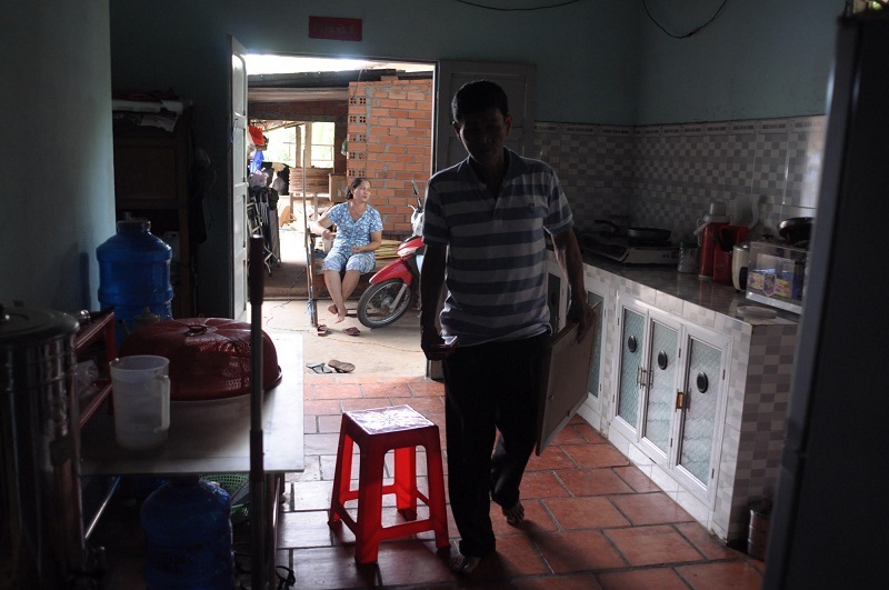 Người thương binh hơn 30 năm chữa bệnh miễn phí ở Sài Gòn - 4 Lúc đầu, ông chỉ chữa cho những người sống gần nhà. Sau này, nhiều người biết được uy tín của ông nên lặn lội từ miền Tây, miền Trung, có người từ Hà Tây đi vào để chữa bệnh.