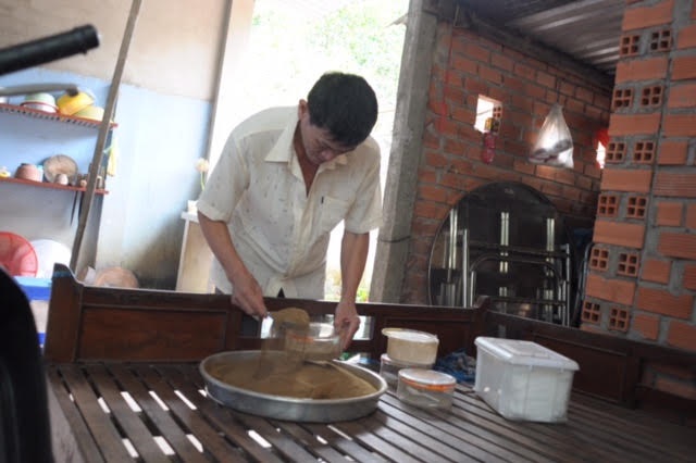 Người thương binh hơn 30 năm chữa bệnh miễn phí ở Sài Gòn - 7
“Anh Tâm là một tấm gương tốt trong cuộc sống. Dù là thương binh, kinh tế gia đình lại không dư giả nhưng anh vẫn chữa bệnh giúp người nghèo”, ông Phạm Đình Kỷ, Chủ tịch Hội Cựu chiến binh xã Thới Tam Thôn (Hóc Môn) cho hay.