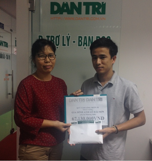 Nhà báo Lý Thị Toàn Thắng, Trưởng văn phòng đại diện Phía Nam trao đến gia đình anh Lê Hải Sơn số tiền 67.130.000 đồng mà bạn đọc đã ủng hộ trong tuần 2 tháng 7