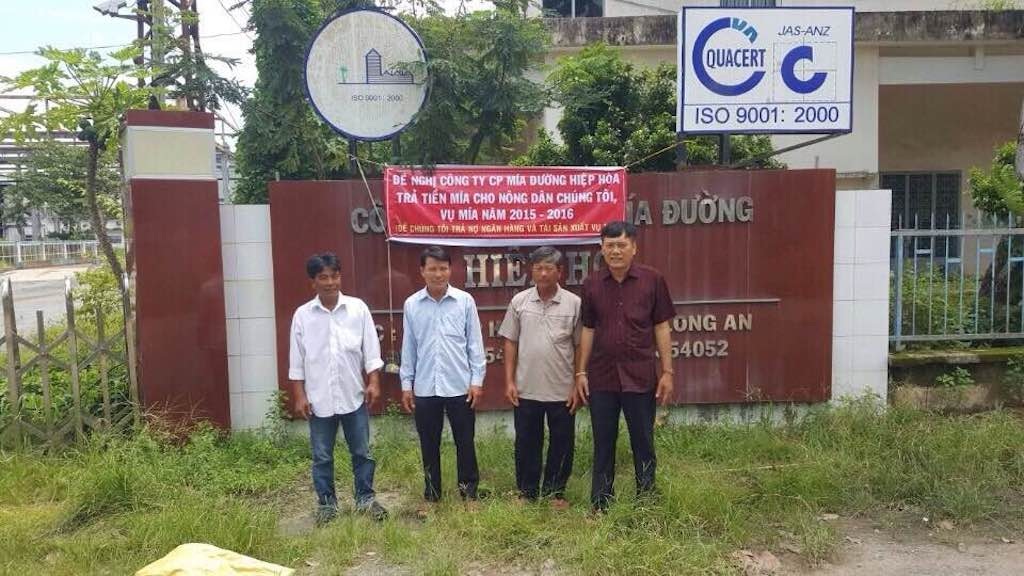 Nông dân cùng đường đành căng băng rôn đòi nợ