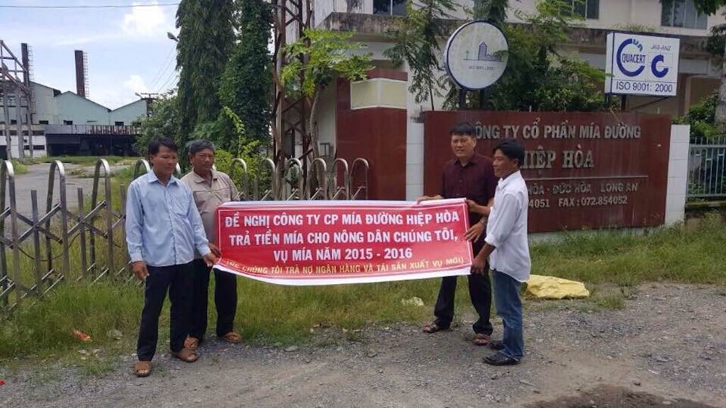 
Nông dân giăng băng rôn trước cổng công ty Hiệp Hoà đòi nợ
