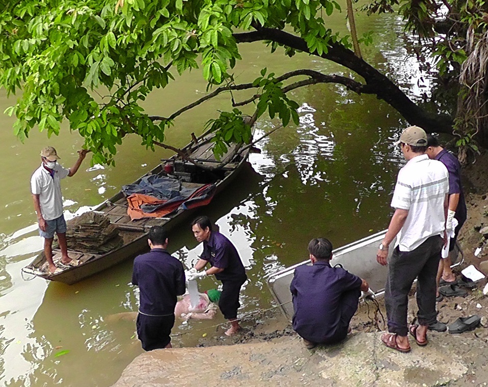 Lực lượng chức năng tiến hành vớt xác nạn nhân.