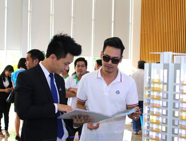 MC Phan Anh dành sự quan tâm đặc biệt khi tớitham quan căn hộ mẫu Opal Garden