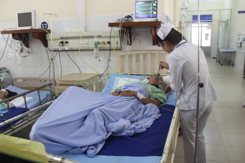 Ông Tân Khoa - nạn nhân bị thương nặng nhất đang được chăm sóc đặc biệt tại Khoa hồi sức tích cực chống độc, BVĐK Lâm Đồng