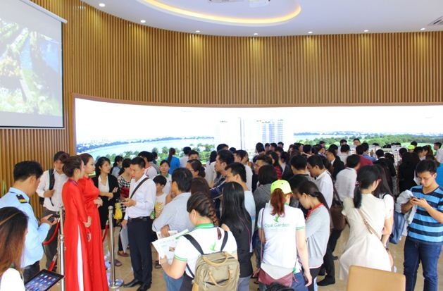 Khách hàng chờ tới lượt vào tham quan căn hộ mẫu Opal Garden