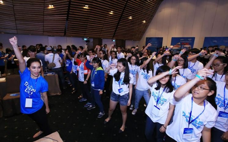 Bạn trẻ Sài thành học cách nuôi dưỡng ước mơ tại trại hè Dream Up! - 3 Trạm thứ 2 của trại hè “Dream UP!” mang tên Tự tin. Tự tin là phẩm chất tạo nên chìa khóa thành công của mọi cánh cửa dẫn đến ước mơ. Quán quân xinh đẹp của chương trình Thử thách cùng bước nhảy mùa thứ 4 - Đỗ Hải Anh đóng vai trò người dẫn đường ở trạm này.
