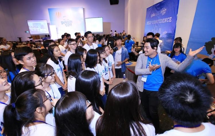 Bạn trẻ Sài thành học cách nuôi dưỡng ước mơ tại trại hè Dream Up! - 4 Trạm kế tiếp mang tên Tập trung, được hướng dẫn bởi anh Đào Minh Vũ, – Giám đốc sản xuất Unlimited Entertainment. Với quan điểm “work hard, play hard” (tạm dịch: làm hết mình, chơi hết sức), anh mang đến trại hè những trò chơi thú vị, đòi hỏi sự tập trung cao độ, từ đó luyện tập sự chú ý vào đích đến phía trước cho trại sinh.