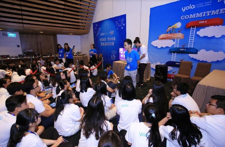 Vượt qua trạm Tập trung, trại sinh sẽ đến với trạm Cam kết để lắng nghe những chia sẻ của anh Nguyễn Hải Ninh, đồng sáng lập kiêm CEO của chuỗi cà phê The Coffee House: “Vẽ ra ước mơ là điều dễ dàng, quan trọng nhất là bạn có theo đuổi nó đến cùng hay không. Hãy chiến đấu dũng cảm để chạm tay vào ước mơ của mình và biết cách làm điều bình thường một cách phi thường”.