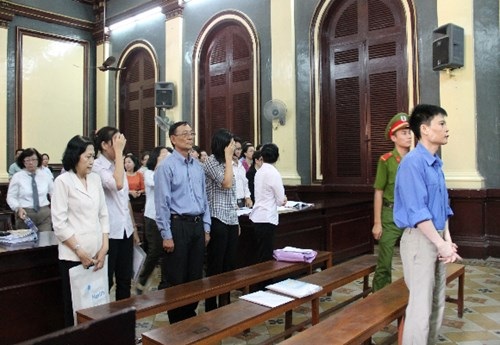 Cán bộ tín dụng làm giả hồ sơ chiếm đoạt 44 tỷ đồng nướng vào chiếu bạc - 1 Các bị cáo tại phiên tòa xét xử sơ thẩm.
