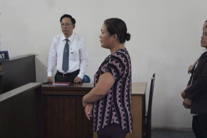 Tố chồng thư ký tòa nhận tiền chạy án, bị tăng án gấp 5 lần - 1 Bị cáo Vân tại phiên tòa