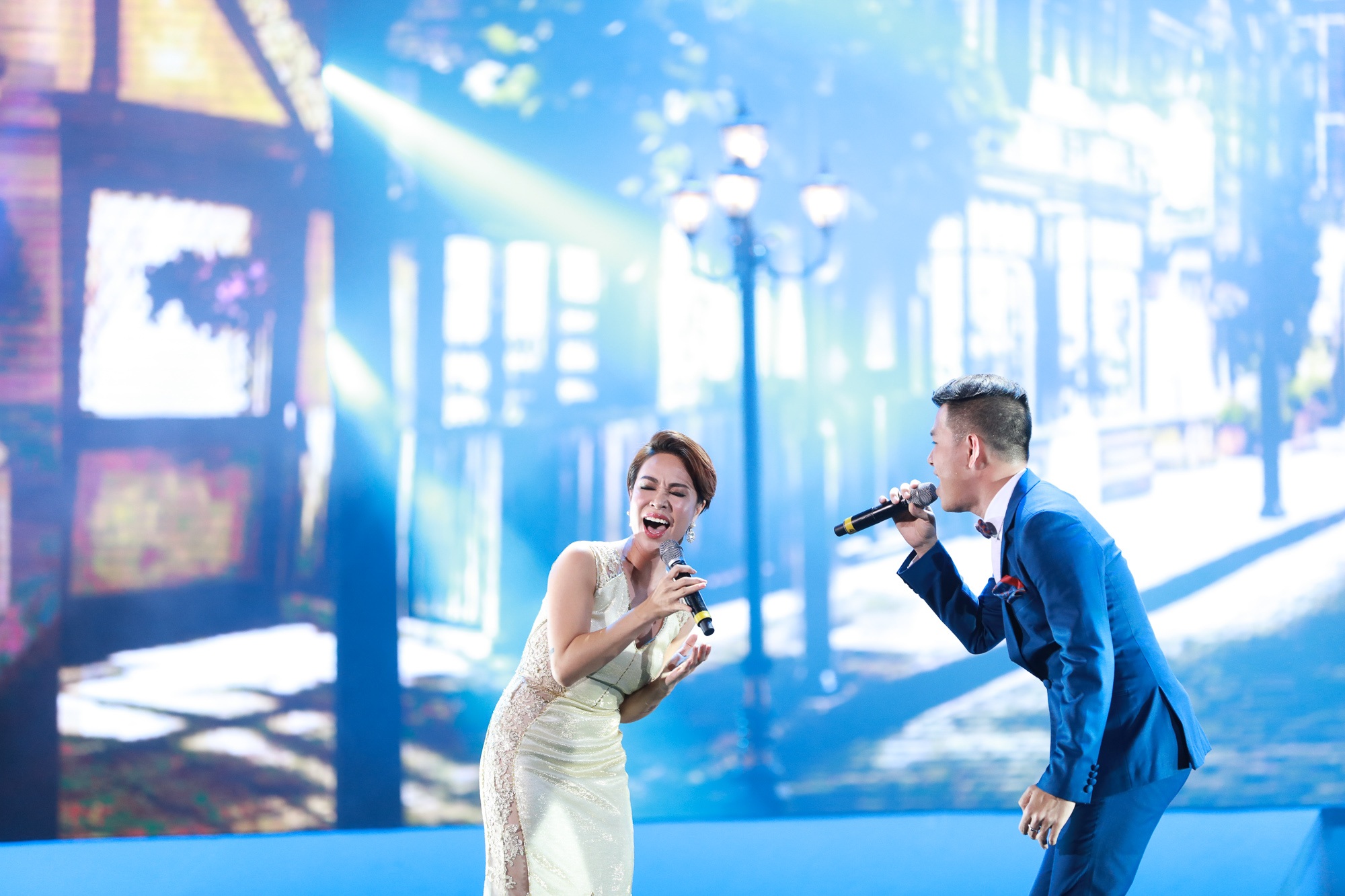 Hồng Nhung trẻ trung, cháy hết mình trên sân khấu - 7 Đây là lần thứ 2 Uyên Linh – Hồ Trung Dũng song ca trên sân khấu “Sống giàu âm sắc”