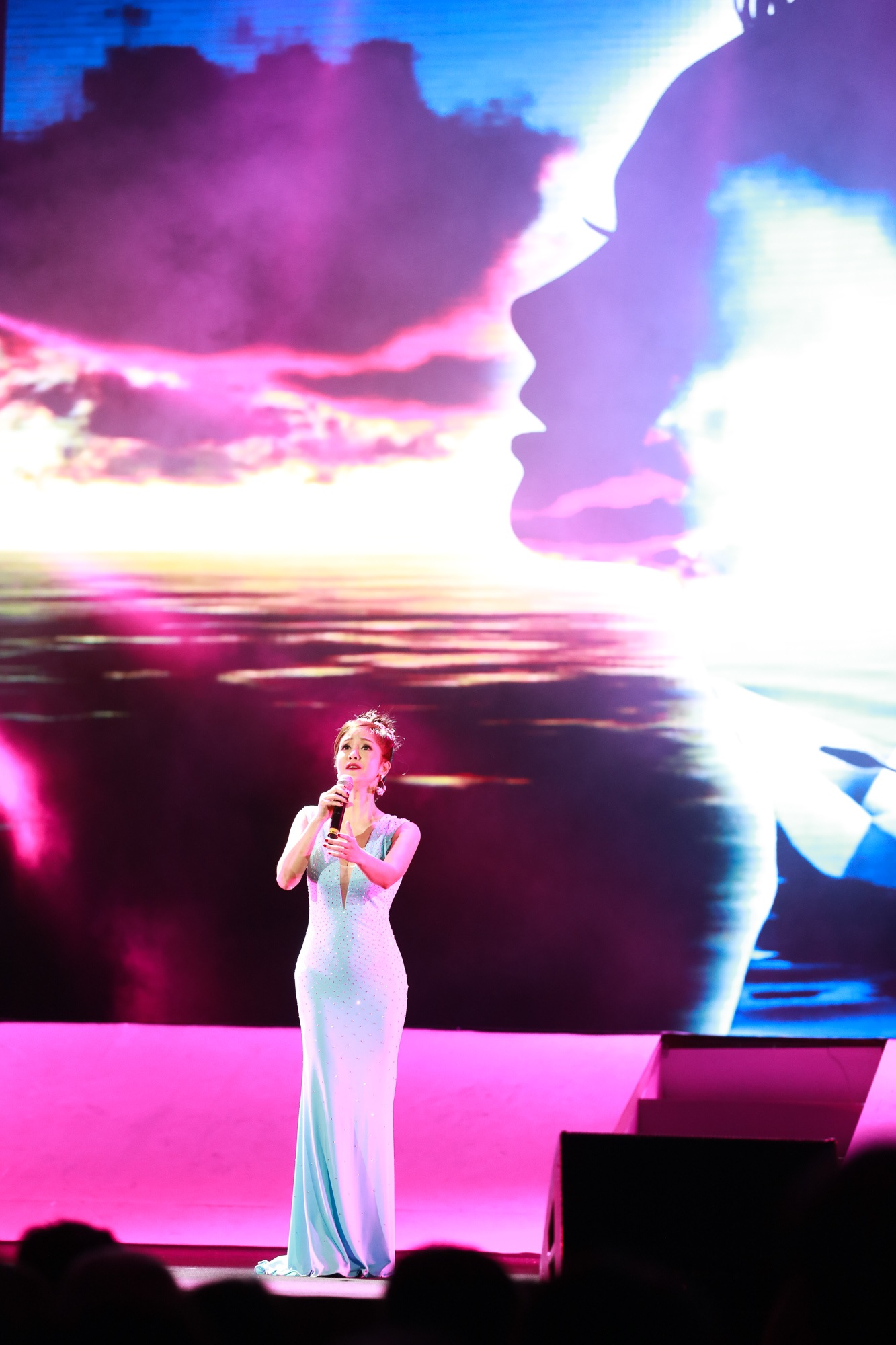 Hồng Nhung trẻ trung, cháy hết mình trên sân khấu - 2 Nữ diva khoe vóc dáng thon gọn trong bộ đầm được thiết kế trẻ trung nhưng không kém phần sang trọng