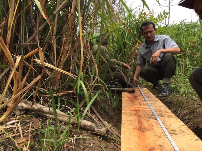 Lực lượng chức năng đang khám nghiệm hiện trường