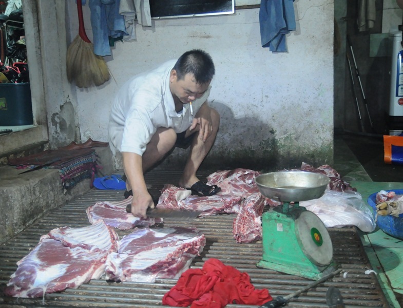 Heo được giết mổ ngay dưới sàn nhà dơ bẩn, không đảm bảo vệ sinh tại một cơ sở giết mổ lậu bị bắt quả tang tại huyện Xuân Lộc.
