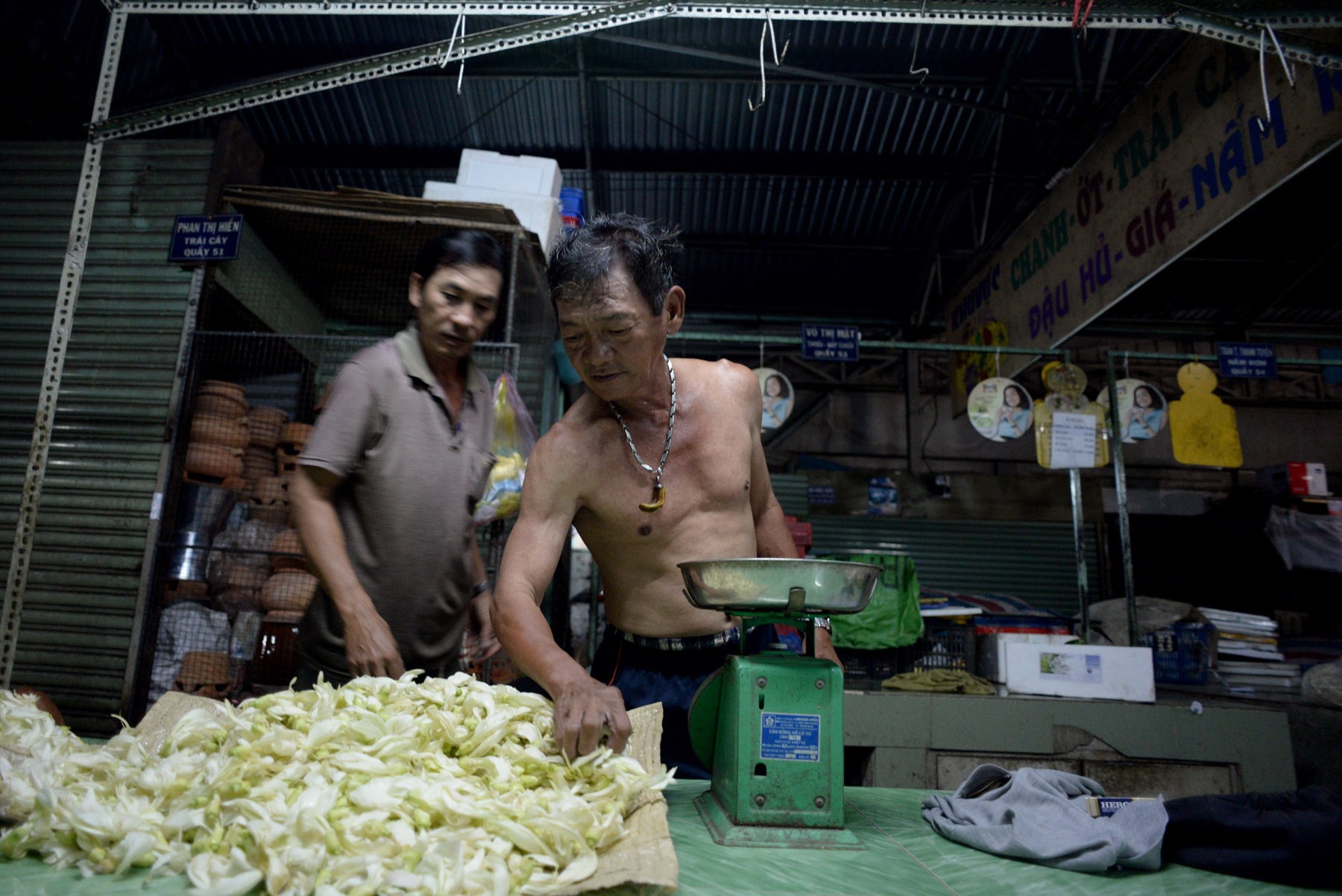 Đêm mưu sinh của "tỷ phú khuân vác" ở Sài Gòn - 12 “Các anh, chị chủ trong chợ còn thương tôi còn tạo công việc cho tôi làm là tôi vui lắm. Dù tôi có số tiền lớn, nhưng họ vẫn vui vẻ với tôi như bao nhiêu năm trước đây”. Ông Bảy chia sẻ.