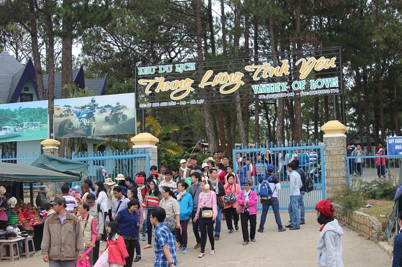 Du khách tham quan Thung lũng tình yêu Đà Lạt