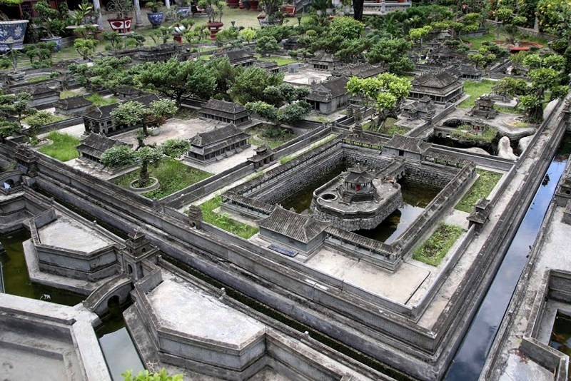 Hoàng Thành được thiết kế với cung điện của vua, hoàng hậu, các phi tần cùng với vườn, bờ tường, lối đi sát nhau vững chãi. Cây cảnh nhỏ được trồng trong khuôn viên công trình tạo nên cảnh quan đẹp đẽ và mát mẻ.